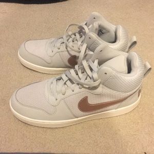 Nike Big Kid Court Borough Mid Basketball Shoes